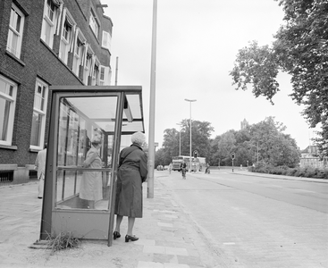 882362 Afbeelding van een abri bij de halte voor stadsbussen op de Wittevrouwensingel tegenover de Stadsschouwburg te ...